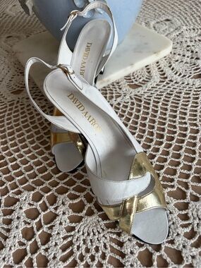 ✨Vintage David Aaron White and Gold Peep-Toe Slingback Heels